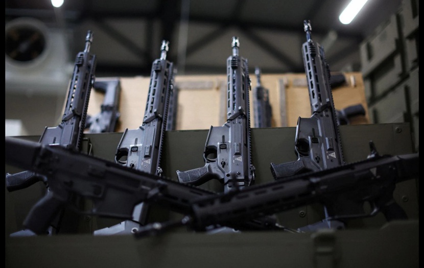 Các nhà sản xuất vũ khí của Trung Âu tranh giành nhân công giữa xung đột Nga - Ukraina  - Ảnh 3.