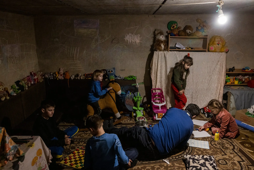 Lớp học thời chiến ở Ukraina - vừa là giảng đường vừa là mái ấm trú ẩn - Ảnh 2.