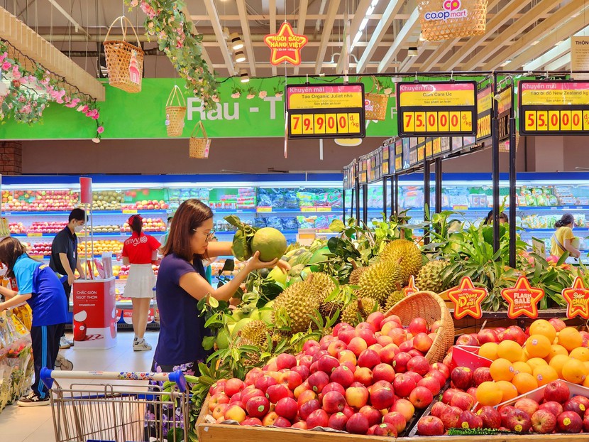 Thực phẩm tươi sống giảm giá mạnh tại siêu thị - Ảnh 1.