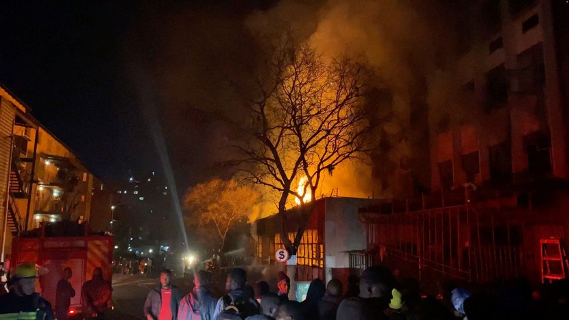 Cháy chung cư 5 tầng ở Nam Phi, hơn 100 người thương vong - Ảnh 1.