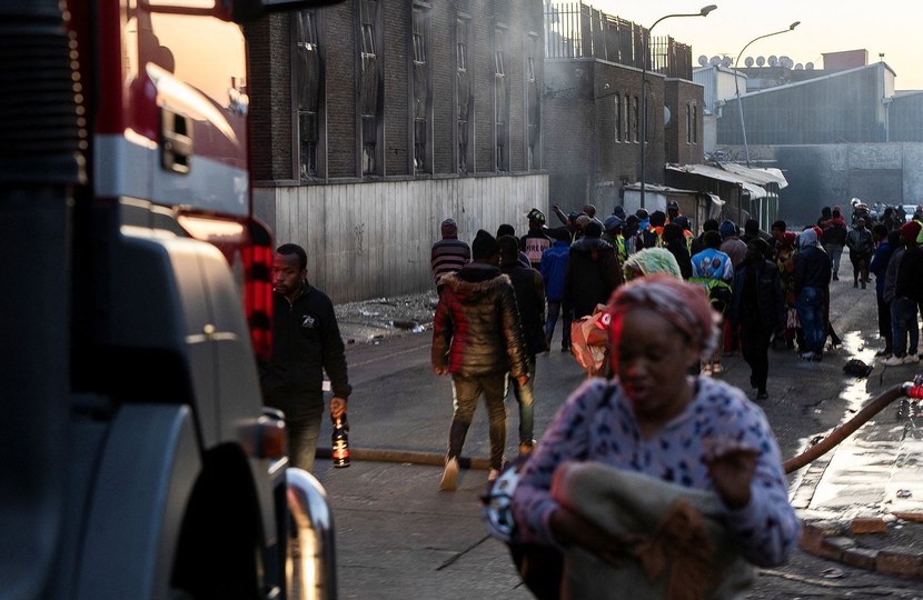 Cháy chung cư 5 tầng ở Nam Phi, hơn 100 người thương vong - Ảnh 3.