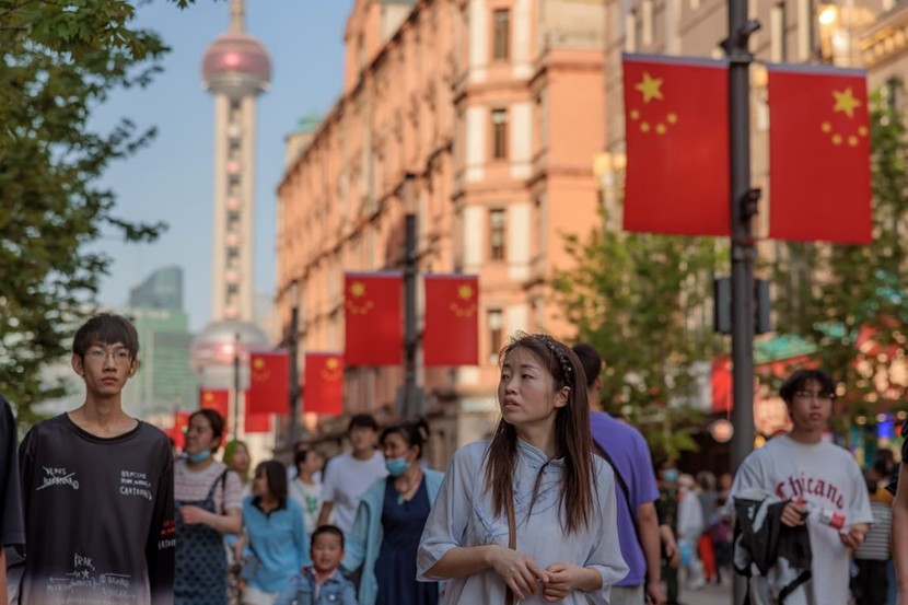 Trung Quốc nới lỏng quy định về hộ khẩu và thị thực để vực dậy nền kinh tế - Ảnh 3.