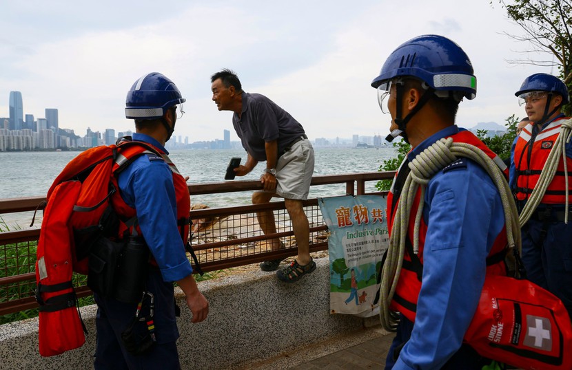 Hồng Kông nâng cảnh báo bão Saola lên mức cao nhất - Ảnh 5.
