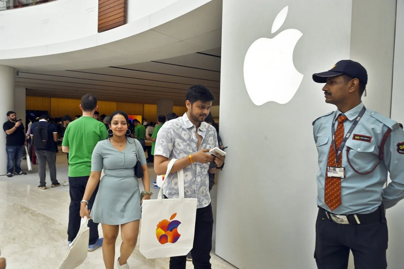 Apple lần đầu bán iPhone sản xuất tại Ấn Độ vào ngày ra mắt - Ảnh 1.