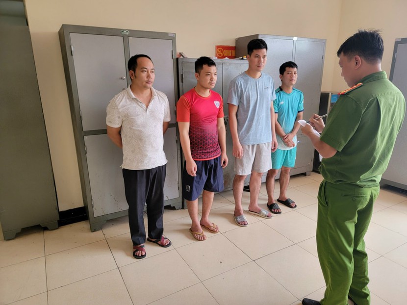 Chuyên trộm cắp tài sản tại sân bay Nội Bài, 5 nhân viên bốc xếp hành lý bị bắt - Ảnh 1.