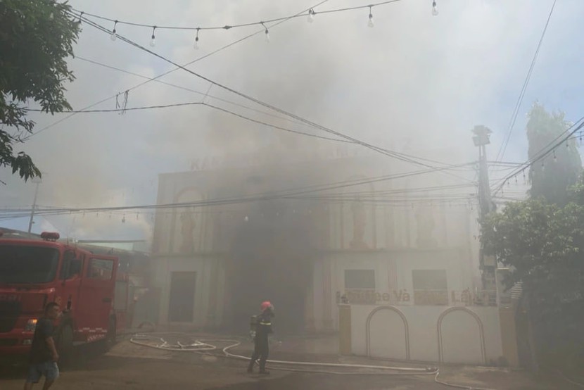 Cháy dữ dội tại quán karaoke ở Đắk Lắk - Ảnh 3.