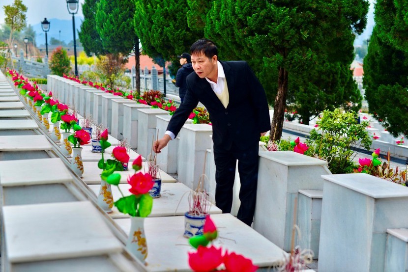 Viếng nghĩa trang Vị Xuyên ngày đầu năm mới - Ảnh 1.