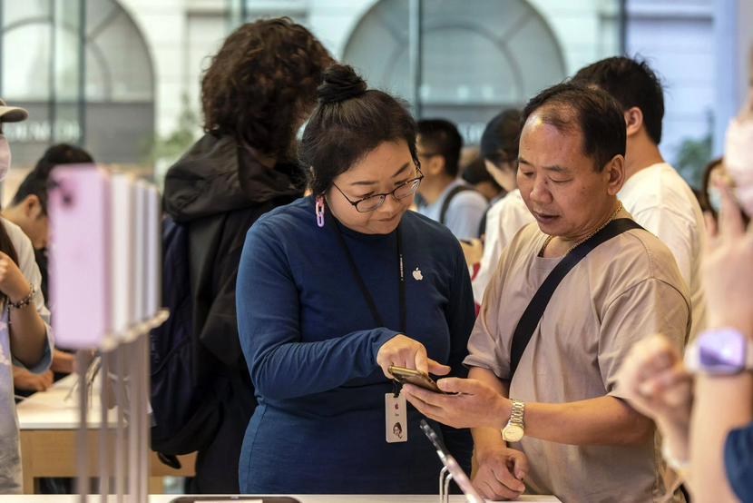Hàng dài người xếp hàng chờ mua iPhone 15 tại Trung Quốc, bất chấp sự cạnh tranh từ Huawei - Ảnh 3.