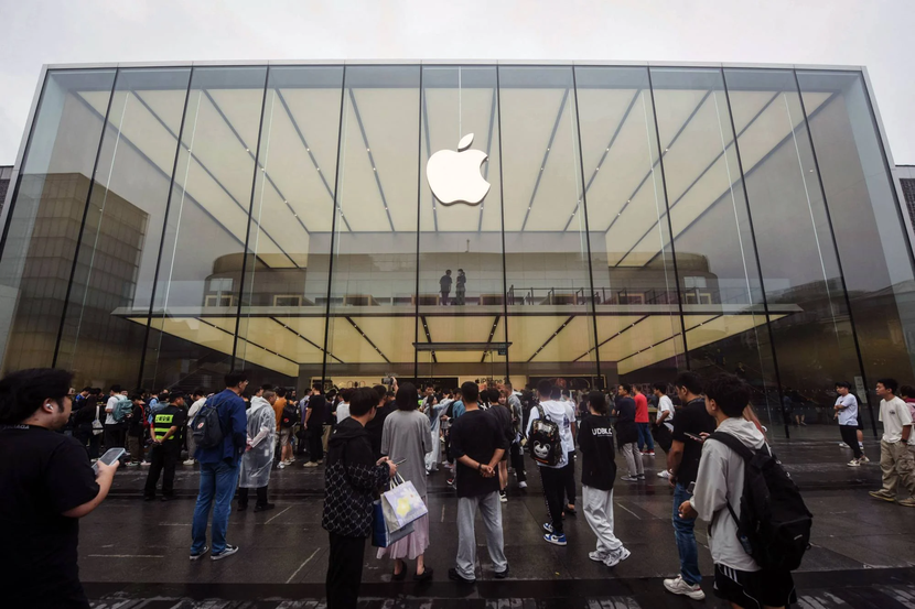 Hàng dài người xếp hàng chờ mua iPhone 15 tại Trung Quốc, bất chấp sự cạnh tranh từ Huawei - Ảnh 4.
