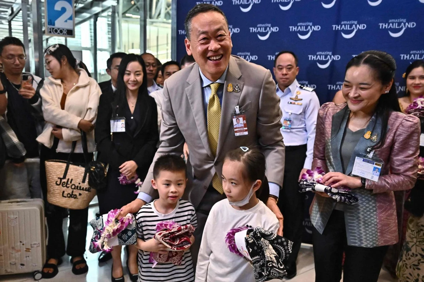 Thái Lan tổ chức lễ đón nhóm du khách Trung Quốc đầu tiên được miễn thị thực - Ảnh 1.