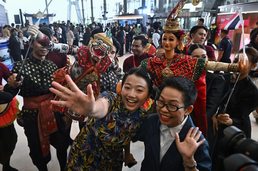Thái Lan tổ chức lễ đón nhóm du khách Trung Quốc đầu tiên được miễn thị thực - Ảnh 2.