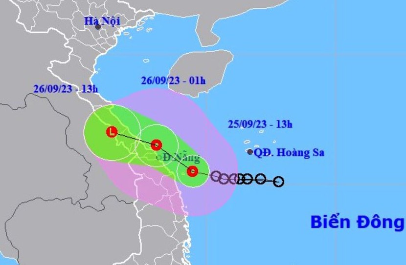Áp thấp nhiệt đới cách Quảng Ngãi 80km, mưa lớn ở miền Trung - Ảnh 1.