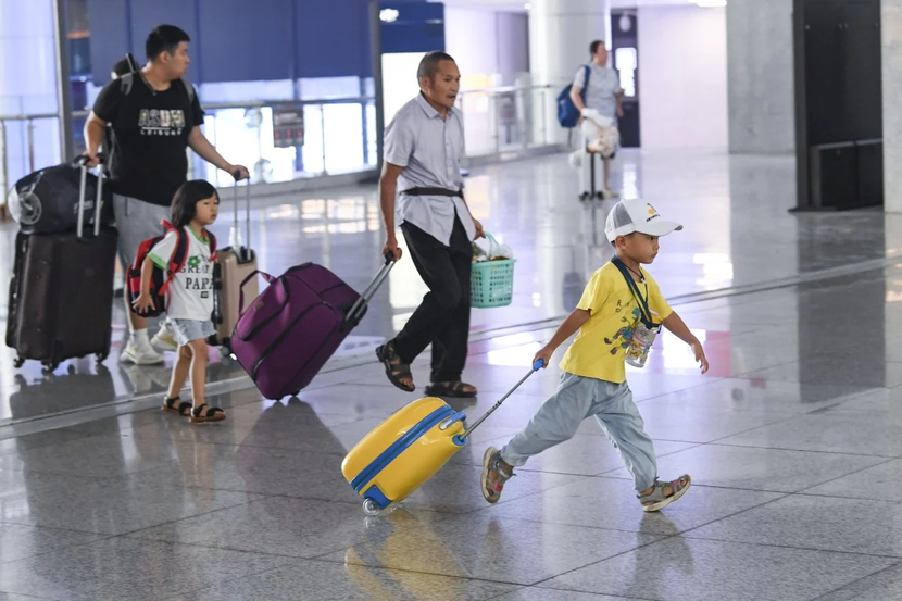 'Động lực kinh tế vẫn còn yếu': 4 điểm rút ra từ dữ liệu hoạt động tháng 8 của Trung Quốc - Ảnh 1.