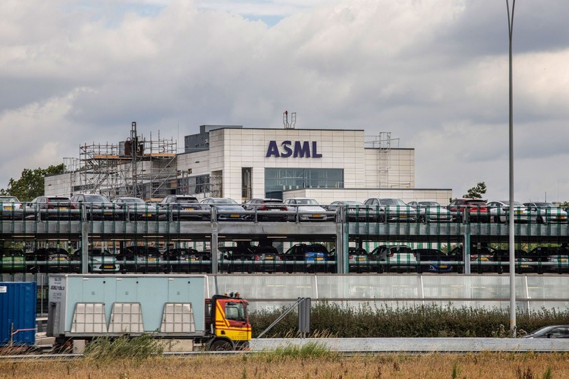 Hà Lan chặn ASML xuất khẩu thiết bị sản xuất chip sang Trung Quốc- Ảnh 1.