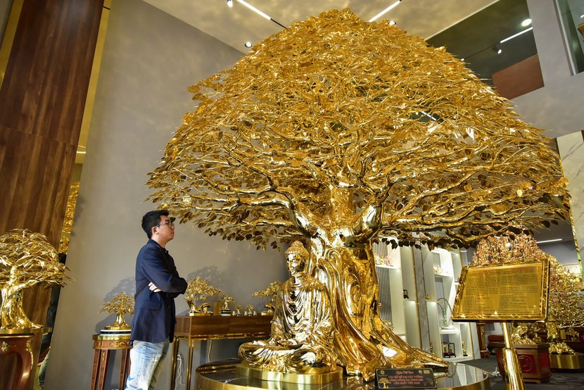 Chiêm ngưỡng cây bồ đề mạ vàng, nặng hơn 1 tấn trị giá 26 tỷ đồng ở TP.HCM- Ảnh 1.
