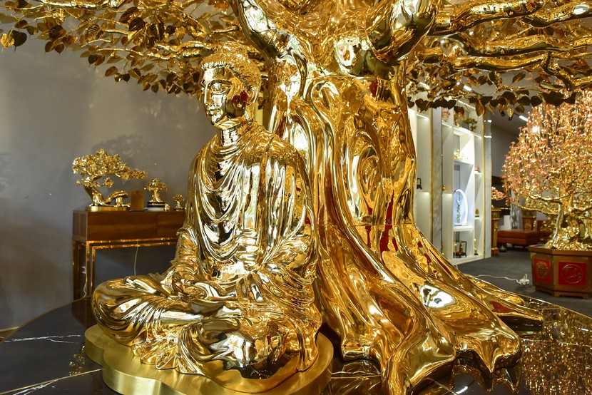 Chiêm ngưỡng cây bồ đề mạ vàng, nặng hơn 1 tấn trị giá 26 tỷ đồng ở TP.HCM- Ảnh 2.