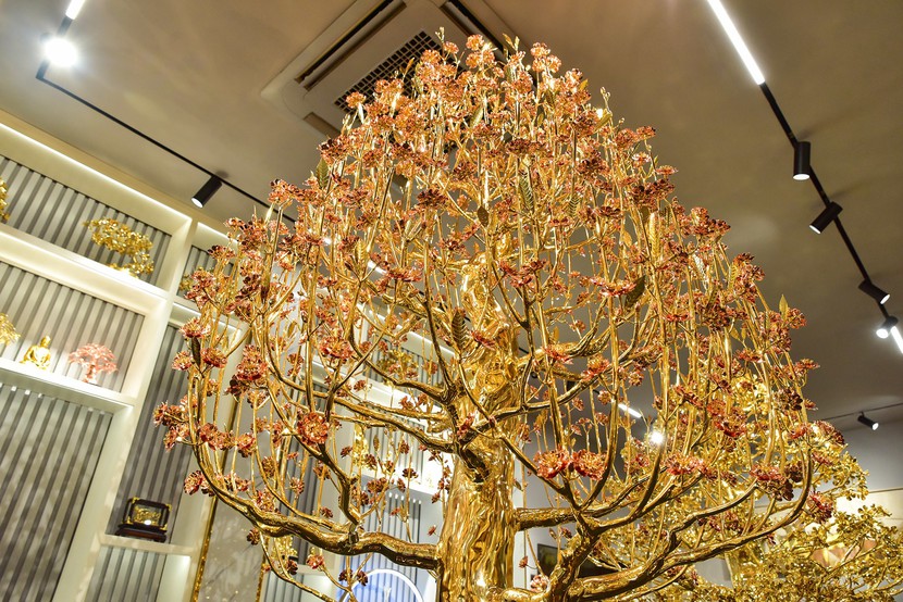 Chiêm ngưỡng cây bồ đề mạ vàng, nặng hơn 1 tấn trị giá 26 tỷ đồng ở TP.HCM- Ảnh 6.