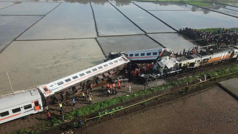 Tai nạn tàu hỏa ở Indonesia, 3 người thiệt mạng- Ảnh 1.