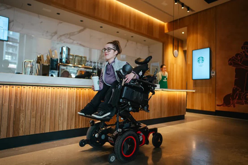 Starbucks mở quán cà phê đầu tiên cho người khuyết tật- Ảnh 2.