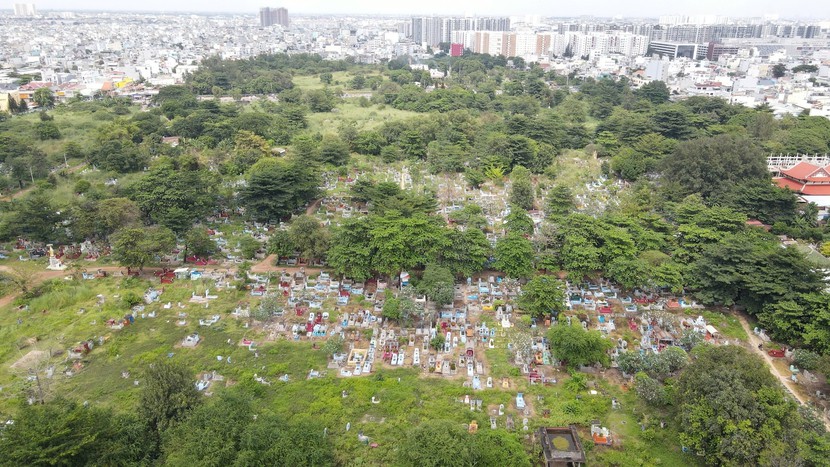 Bắt đầu di dời hơn 1.800 ngôi mộ tại nghĩa trang Bình Hưng Hòa- Ảnh 1.