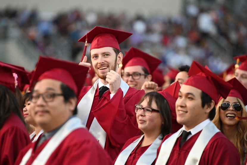 Gần một nửa số sinh viên Mỹ tốt nghiệp đại học đang làm các công việc trình độ trung học- Ảnh 1.