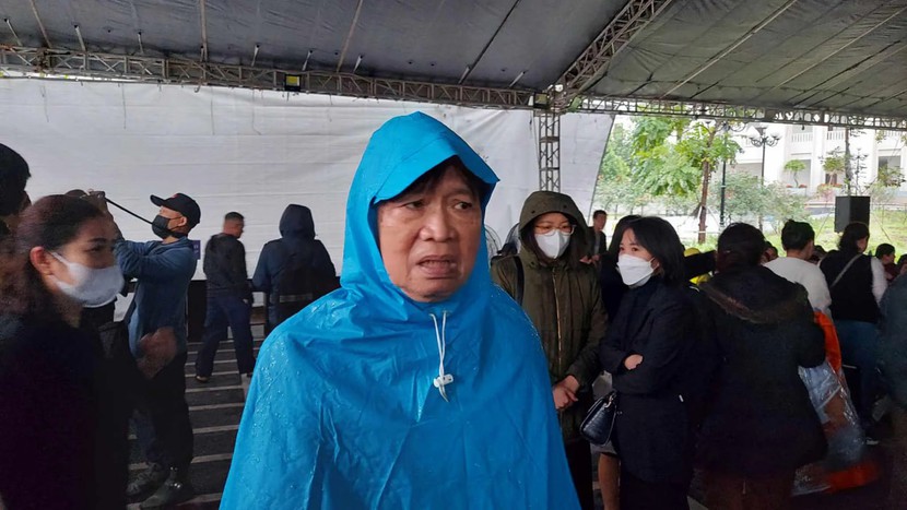 Nghìn người 'đội mưa' tới dự phiên xét xử cha con Chủ tịch Tân Hoàng Minh- Ảnh 12.