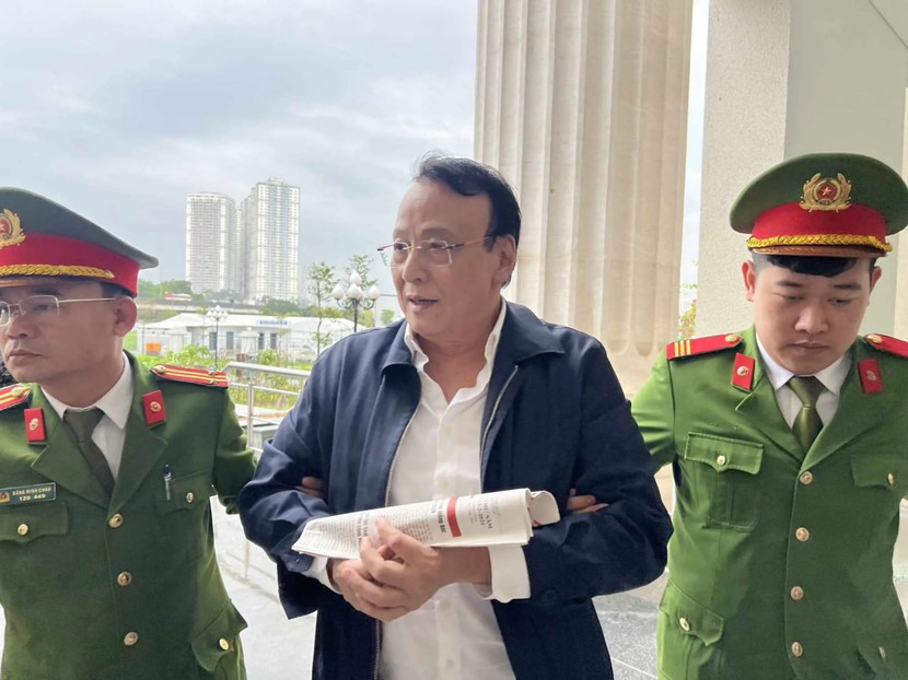 Nghìn người 'đội mưa' tới dự phiên xét xử cha con Chủ tịch Tân Hoàng Minh- Ảnh 5.