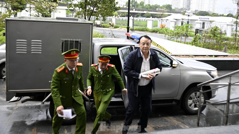 Nghìn người 'đội mưa' tới dự phiên xét xử cha con Chủ tịch Tân Hoàng Minh- Ảnh 4.