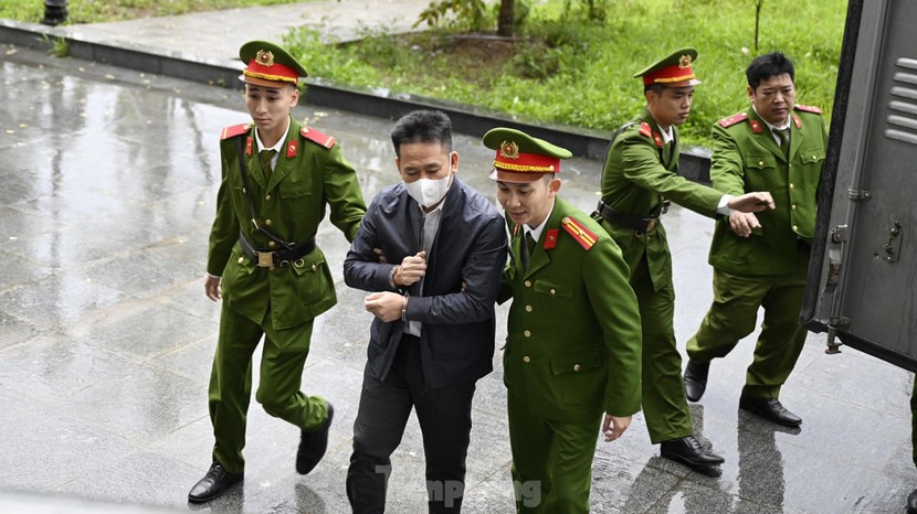 Nghìn người 'đội mưa' tới dự phiên xét xử cha con Chủ tịch Tân Hoàng Minh- Ảnh 6.