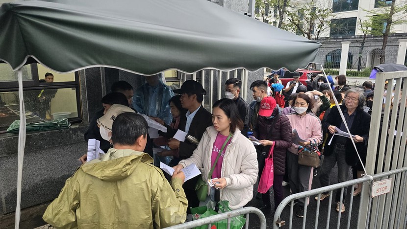 Nghìn người 'đội mưa' tới dự phiên xét xử cha con Chủ tịch Tân Hoàng Minh- Ảnh 7.