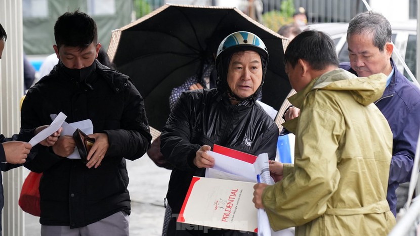 Nghìn người 'đội mưa' tới dự phiên xét xử cha con Chủ tịch Tân Hoàng Minh- Ảnh 10.