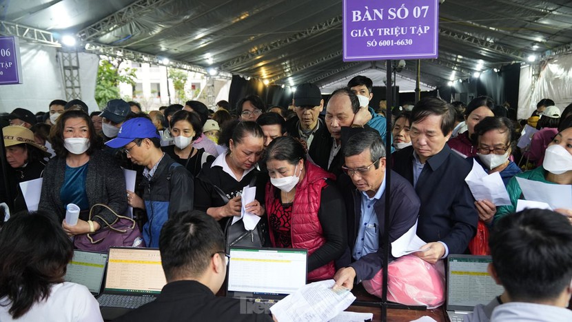 Nghìn người 'đội mưa' tới dự phiên xét xử cha con Chủ tịch Tân Hoàng Minh- Ảnh 11.
