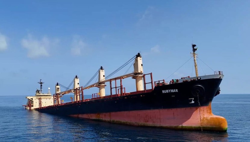 Tàu chở hàng Rubymar chìm ở Biển Đỏ sau cuộc tấn công của Houthis- Ảnh 1.