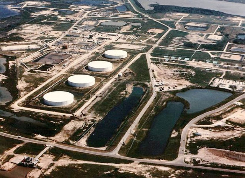 Thượng nghị sĩ Mỹ tìm cách tăng cường lệnh cấm bán dầu dự trữ cho Trung Quốc- Ảnh 1.