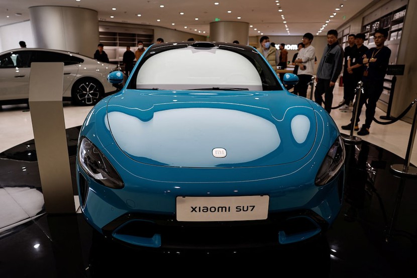 CEO Xiaomi hé lộ giá xe sắp ra mắt, các showroom bắt đầu trưng bày xe- Ảnh 1.