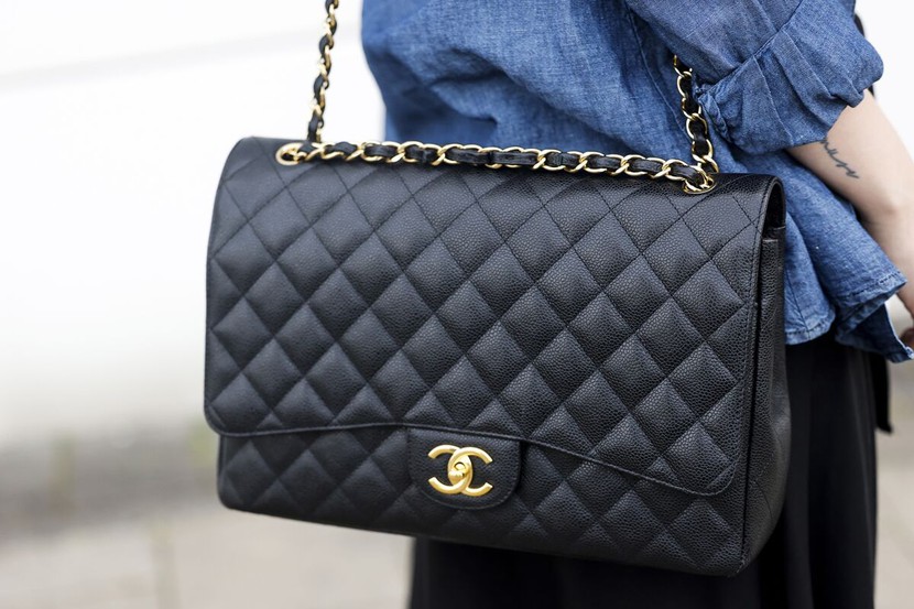 Mẫu túi xách nổi tiếng nhất của Chanel hiện có giá 10.820 USD ở Paris- Ảnh 1.