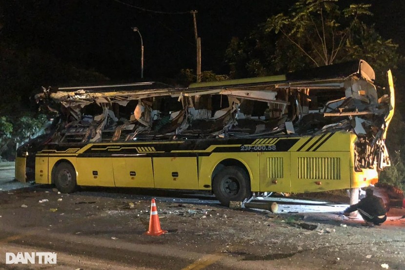 Vụ tai nạn 5 người chết ở Tuyên Quang: Thùng container đổ nghiêng đè vào nửa chiếc xe khách- Ảnh 1.