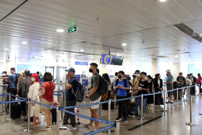 Sở Du lịch TP.HCM đề xuất rút ngắn thời gian xuất nhập cảnh tại Sân bay Tân Sơn Nhất- Ảnh 1.