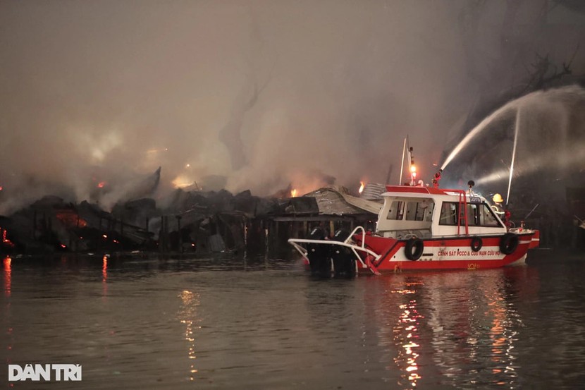 Biển lửa bùng lên ở bãi gỗ cặp kênh Tàu Hủ, nhà dân bị cháy lan- Ảnh 2.