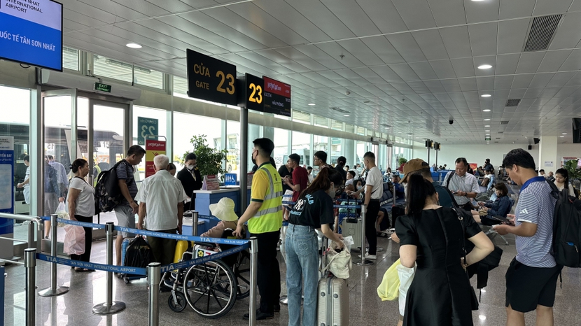 Giá vé cao, sân bay Tân Sơn Nhất dịp 30/4 chỉ đón khoảng 120.000 khách/ngày- Ảnh 1.