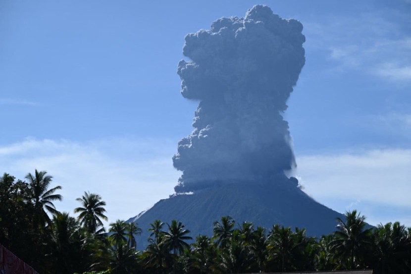 Indonesia: Núi lửa Ibu phun trào với cột tro bụi cao hơn 5km- Ảnh 1.