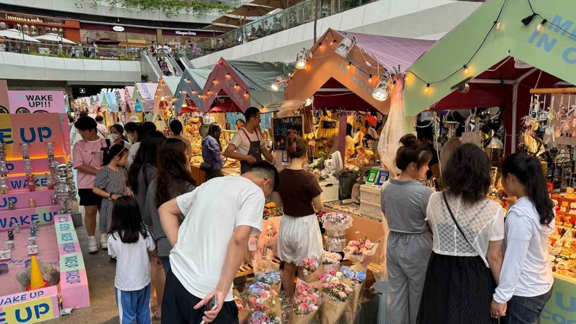 Người dân Hồng Kông đổ xô mua hàng giá rẻ tại Thâm Quyến- Ảnh 1.