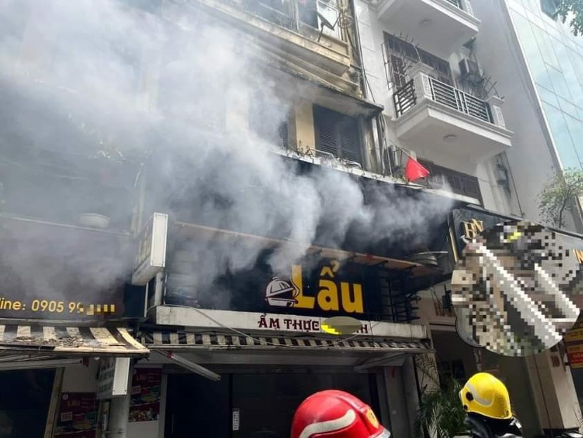 Cháy quán lẩu trên phố cổ Hà Nội, khói đen nghi ngút- Ảnh 1.