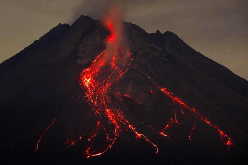 Núi lửa Indonesia phun tro bụi cao 2km- Ảnh 1.