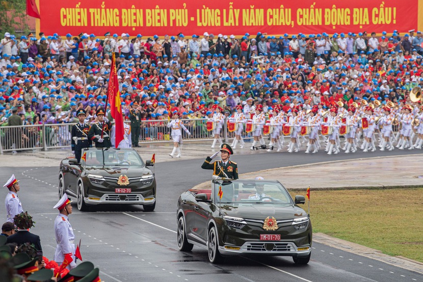 VinFast VF 8 mui trần dẫn đoàn trong Lễ diễu binh 70 năm chiến thắng Điện Biên Phủ- Ảnh 2.