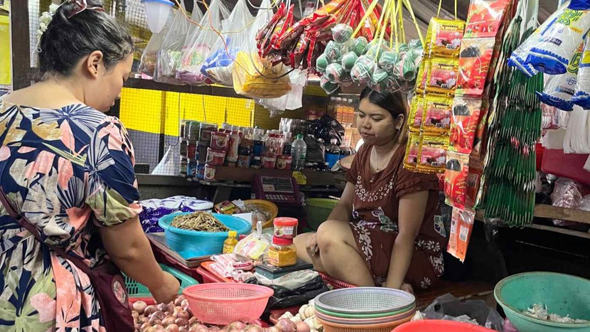 Người dân Myanmar đối mặt với áp lực lạm phát khi tiền tệ sụt giảm- Ảnh 1.