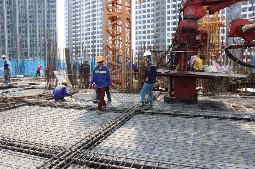 Chủ đầu tư, nhà thầu 'oằn lưng' với giá vật liệu- Ảnh 1. Chủ đầu tư, nhà thầu 'oằn lưng' với giá vật liệu- Ảnh 1.