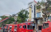 Cháy lớn ở quán karaoke ven biển Đà Nẵng, cảnh sát đục tường dập lửa