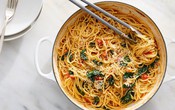 Cách nấu món Mì Ý khoai tây cà chua cùng cải xoăn