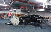 Mercedes Maybach S560 tông loạt xe máy trong hầm chung cư ở Hà Nội
